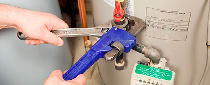 水管扳手固定热水器