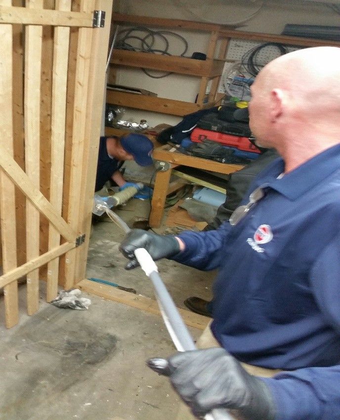 管道技术人员清理下水道维修